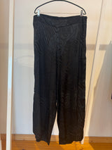 Gemusterte Jogpants aus Satin mit seitlichem Streifen - Schwarz/Weiß