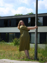 Mode-für-mollige-Berlin-Wrap-dress-Khaki-II