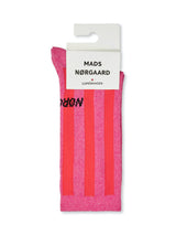 mads-norgaard-socken-gestreift-antonella-plussize-curvy-berlin-pink-neon-II