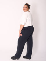 plus-size-berlin-loved-by-les-soeurs-shop-Perfect-Pants-Twill-Schwarzblau-IV