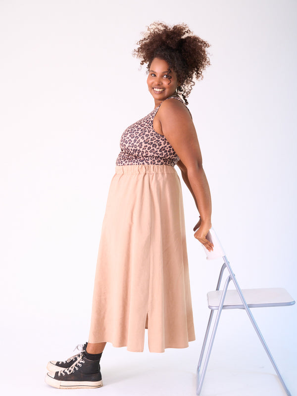 Curvy-Fashion-Berlin-Midi-flow-skirt-camel-II