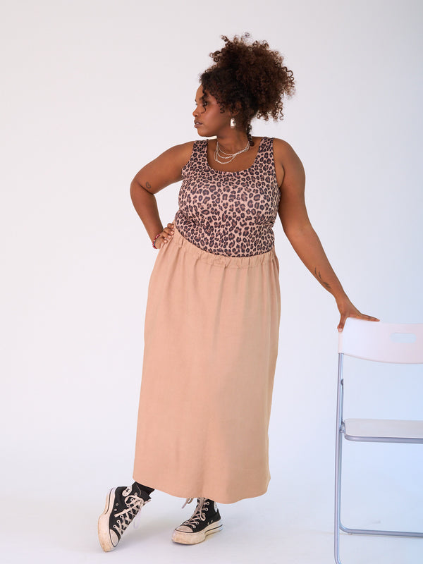 Curvy-Fashion-Berlin-Midi-flow-skirt-camel-IV
