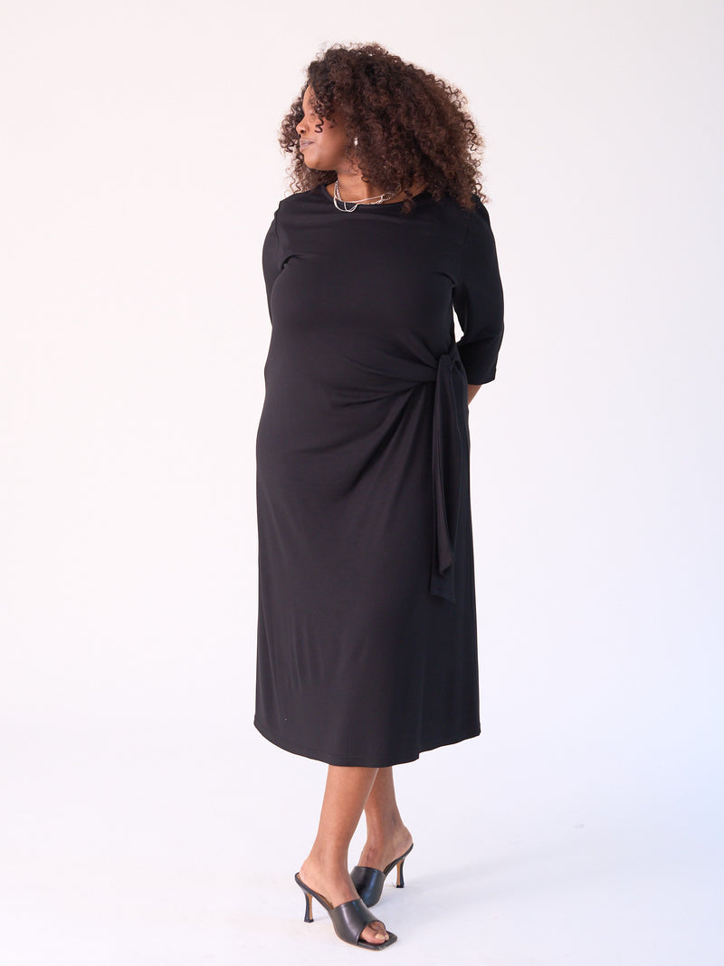 Curvy-Fashion-berlin-drapedress-schwarz-I.T