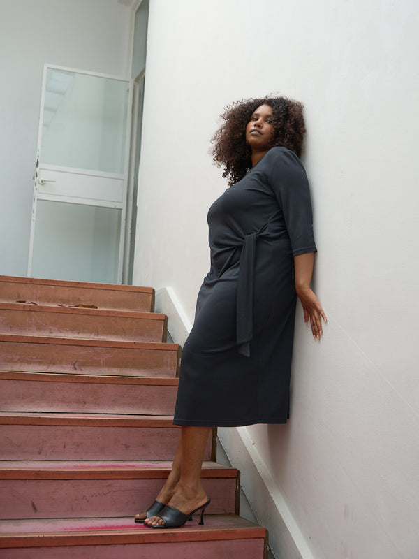 Curvy-Fashion-berlin-drapedress-schwarz-I.
