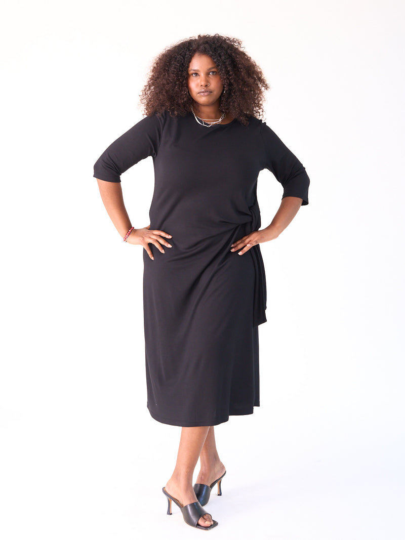 Curvy-Fashion-berlin-drapedress-schwarz-I.R