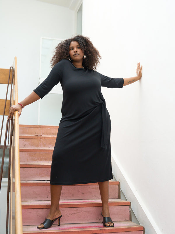 Curvy-Fashion-berlin-drapedress-schwarz-I.