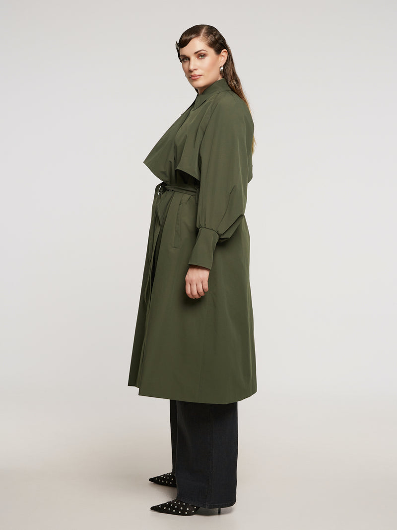 MAT.-FASHION-8403.4023-Plussize-curvy-fashion-grün-trenchcoat-berlin-III