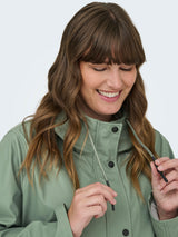 ONLY-CARMAKOMA-15363648-plussize-curvy-berlin-regenjacke-salbei-III