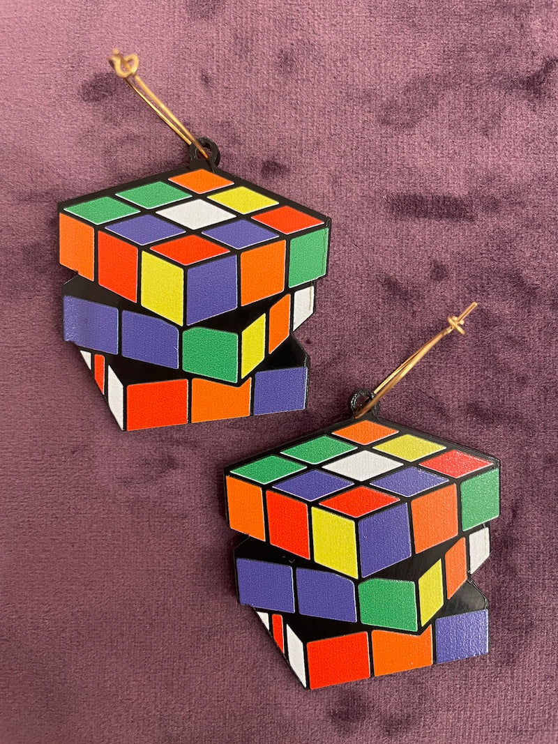 Ohrringe mit Rubik's cube-Anhänger