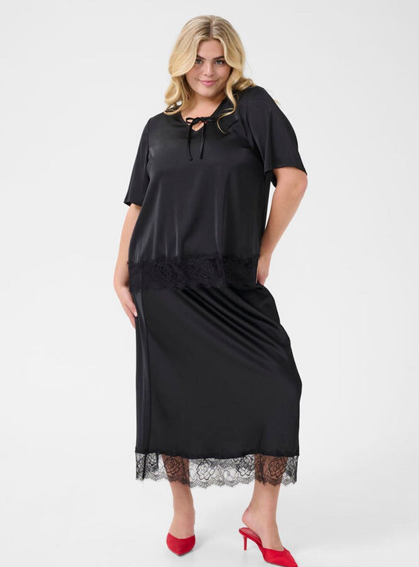 kaffe-curve-satinbluse-schwarz-spitze-plussize-curvyfashion-berlin-II