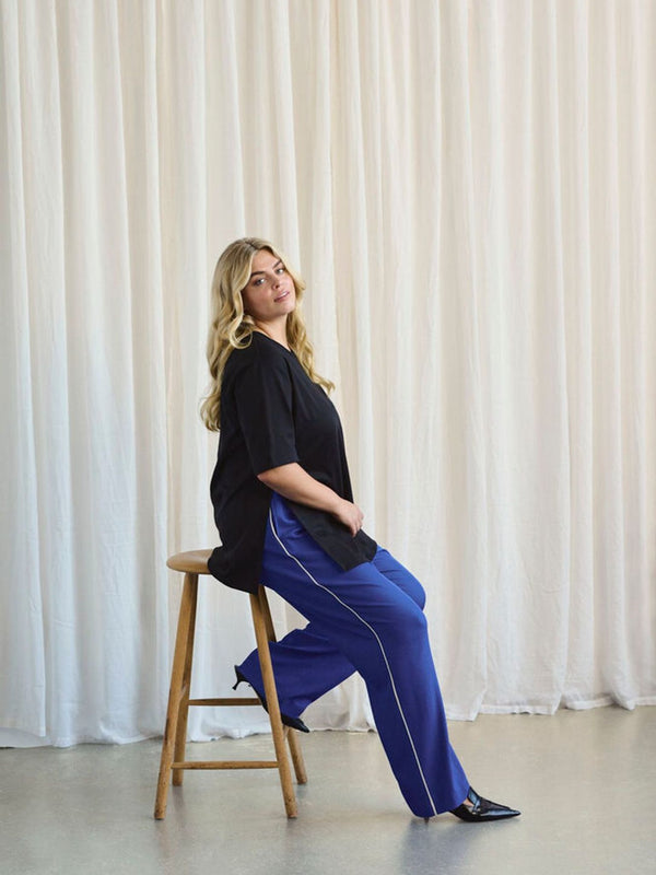 kaffe-curve-sportliche-hose-10583433-royalblau-weiss-plussize-curvy-berlin-IV
