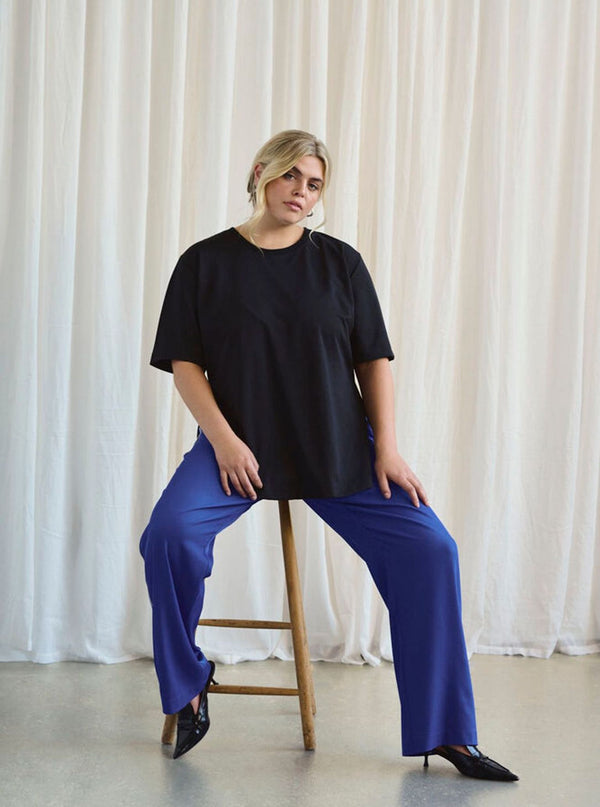 kaffe-curve-sportliche-hose-10583433-royalblau-weiss-plussize-curvy-berlin-VI