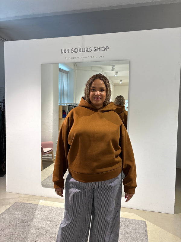 loved-by-les-soeurs-shop-perfect-hoodie-braun-plussize-curvy-berlin-II