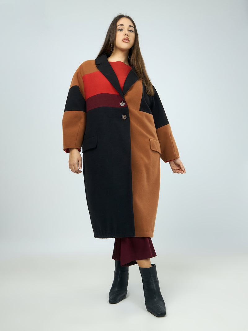 brauner Mantel mit einem Pelzkragen, weißer Rollkragenpullover, schwarze  Lederleggings, rotbraune Wildleder Stiefeletten für Damen