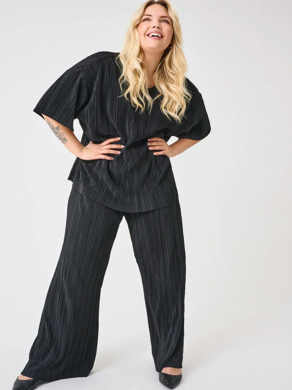 only-carmakoma-plissiehose-schwarz-plussizefashion-curvy-berlin-I