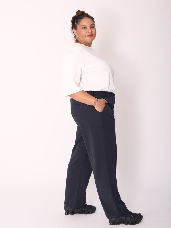 plus-size-berlin-loved-by-les-soeurs-shop-Perfect-Pants-Twill-Schwarzblau-I