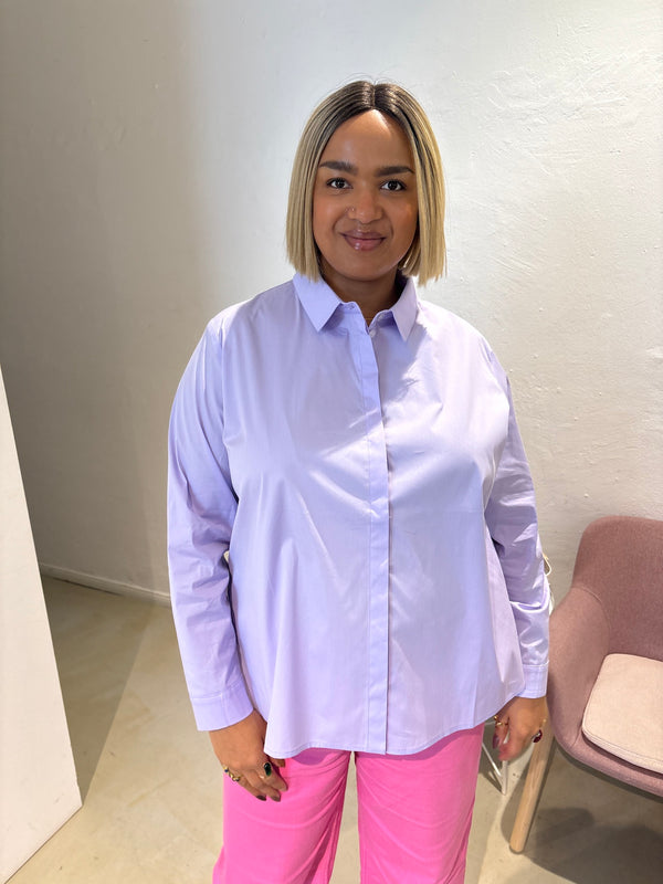 plus-size-berlin-loved-by-les-soeurs-shop-simplicity-shirt-flieder-I