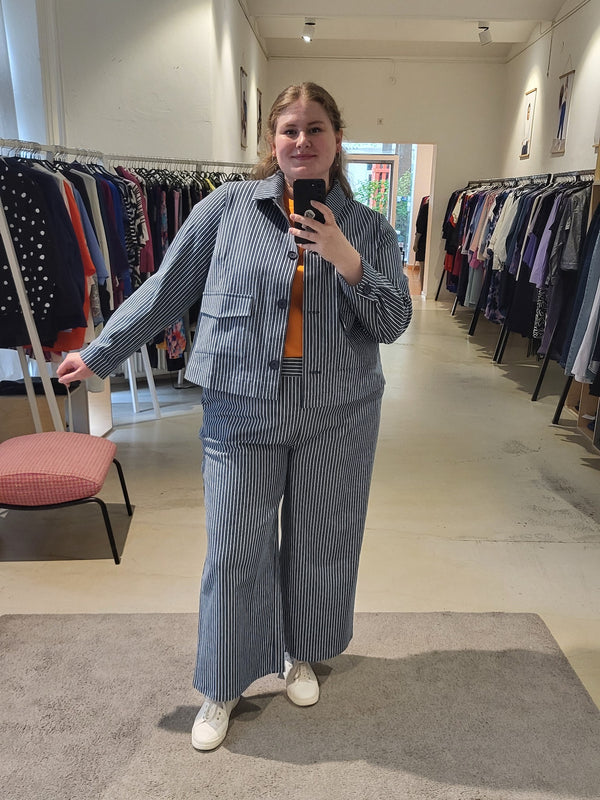 plus-size-berlin-loved-by-les-souers-shop-workwear-denim-stripes-blue-II