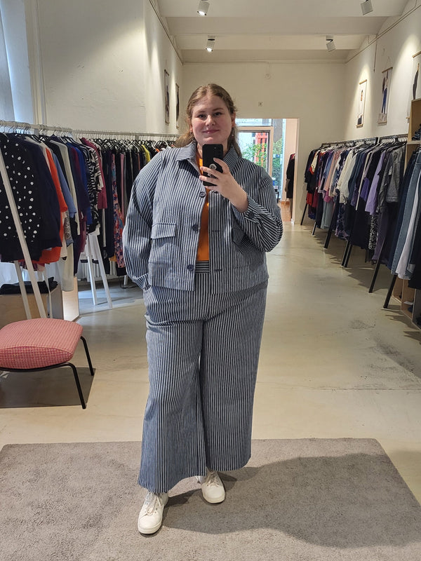 plus-size-berlin-loved-by-les-souers-shop-workwear-denim-stripes-blue-I