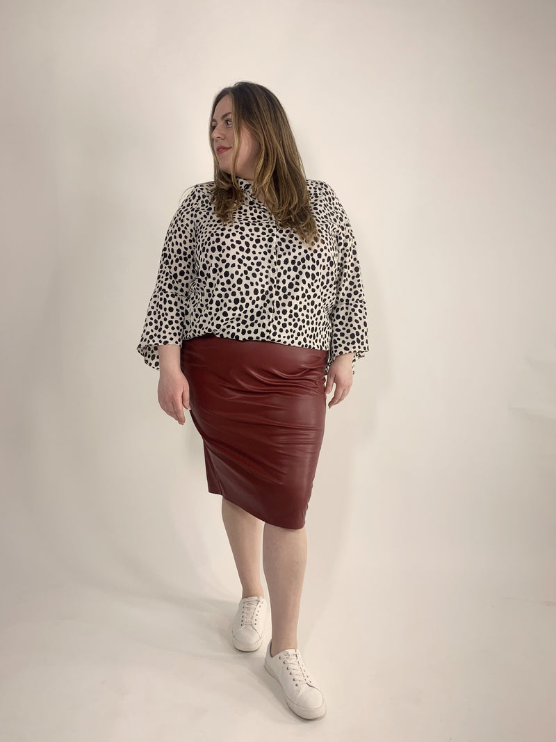 LOVED BY LES Soeurs Shop | FAIR PLUS SIZE FASHION | Pleather Skirt - Rot-IV